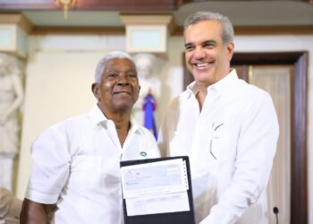 Presidente Abinader entrega ayuda directa a 360 productores afectados por huracán Fiona