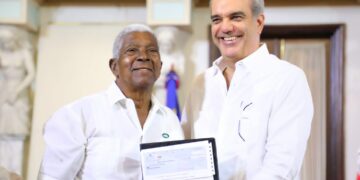 Presidente Abinader entrega ayuda directa a 360 productores afectados por huracán Fiona