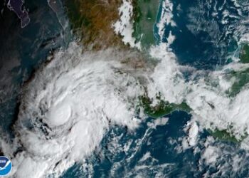 El gran huracán Roslyn se dirige a golpear la costa de México