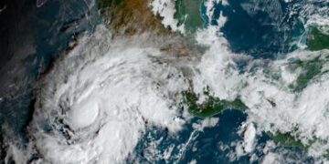 El gran huracán Roslyn se dirige a golpear la costa de México