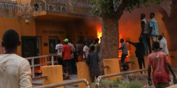 Francia condena el ataque a su embajada en Uagadugú