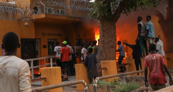 Francia condena el ataque a su embajada en Uagadugú