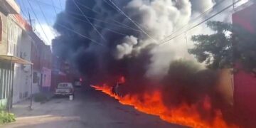 Tren embiste carro tanque de combustible privado en centro de México