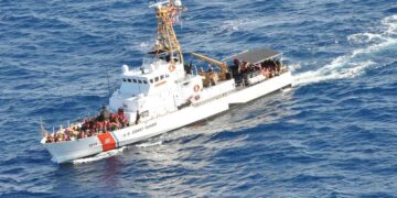 98 migrantes rescatados de bote frente a la costa de Florida carecían de alimentos