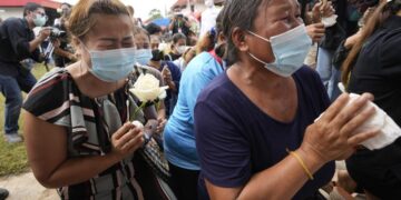 Los tailandeses lloran a decenas, principalmente niños, muertos en ataque a guardería