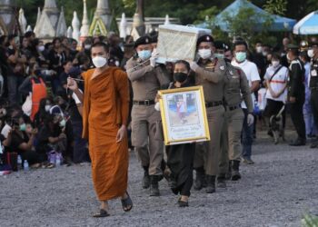 Víctimas de masacre en guardería tailandesa preparadas para ritos funerarios