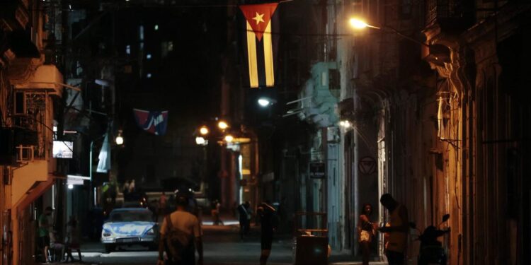 Cuba prevé un apagón simultáneo del 41 % del país en la noche de este lunes