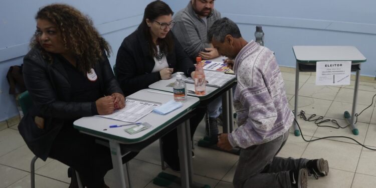 Abren los colegios en Brasil para elecciones presidenciales