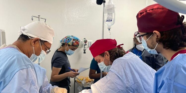 Operan a 20 mujeres en primera etapa de la jornada de reconstrucción y reducción mamaria