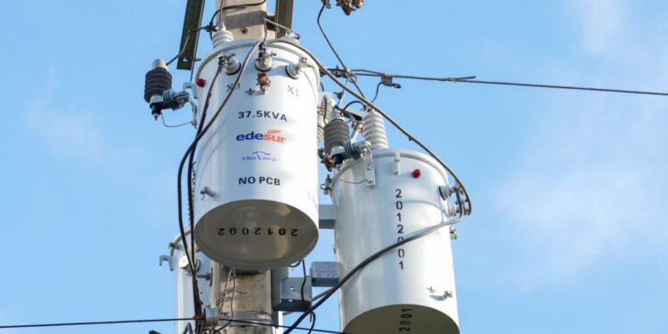 Edesur instala transformadores en Hospital Municipal de Villa Altagracia, San Cristóbal