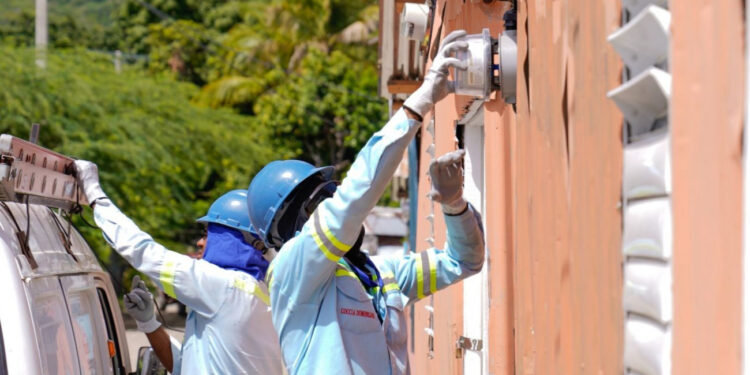 Edesur rehabilitará redes internas de 90 viviendas de familias de escasos recursos en Villa Altagracia y Baní