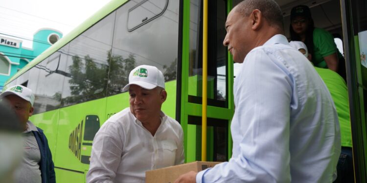 Director y colaboradores OMSA entregan ayuda a afectados por huracán Fiona