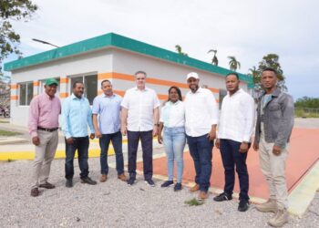 Neney Cabrera entrega estaciones de pasajes a las alcaldías de Samaná, Las Terrenas y Nagua 