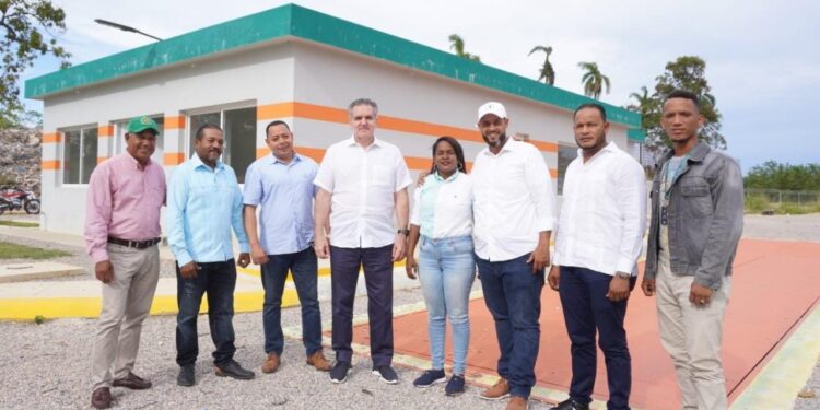 Neney Cabrera entrega estaciones de pasajes a las alcaldías de Samaná, Las Terrenas y Nagua