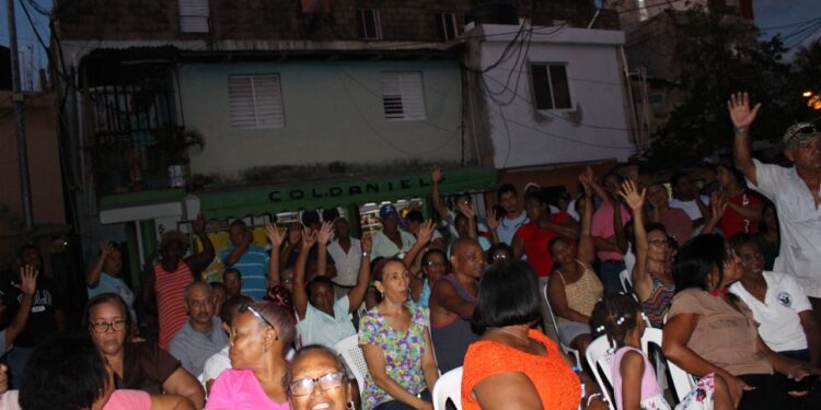 Diputado Bueno juramenta en el PRM a dirigentes que abandonan la Fuerza del Pueblo en Villas Agrícolas