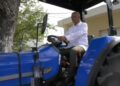 FEDA entrega tractor a productores de tabaco de Mata Palacio, Hato Mayor