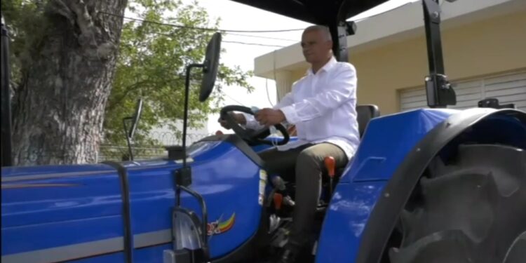 FEDA entrega tractor a productores de tabaco de Mata Palacio, Hato Mayor