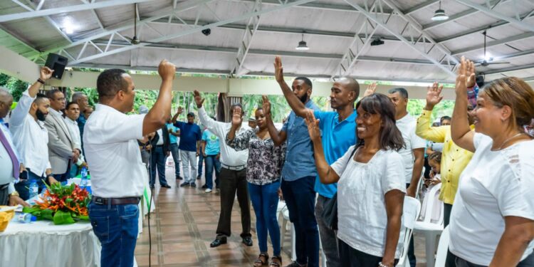 Milton Morrison juramenta cientos de personas del PRD y PLD en los Alcarrizos