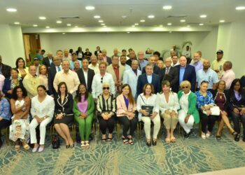 Dominicanos residentes en exterior llegan a RD votar el 16 de octubre apoyo Abel Martínez