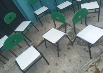 Distrito Educativo 15-01 continúa reparación masiva de butacas y otros mobiliarios de centros educativos