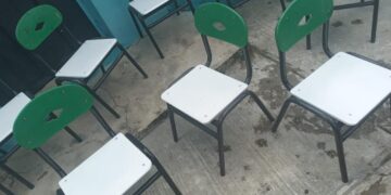 Distrito Educativo 15-01 continúa reparación masiva de butacas y otros mobiliarios de centros educativos