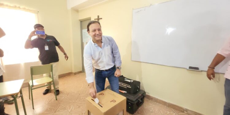 Abel Martínez acude a votar; asegura que el proceso marcha bien y que se desarrolla en armonía