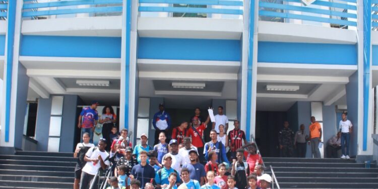 Niños y jóvenes practicantes del fútbol forman parte del Domingo Deportivo de Proximidad Policial