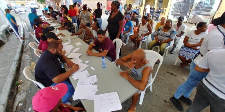 Moscoso Puello moviliza médicos a La Zurza