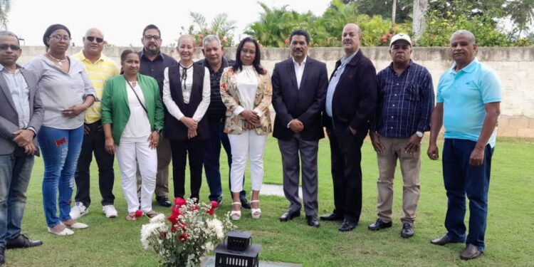 Alexandra Peña visita tumba de Domingo Jiménez y reafirma compromiso de honrar su legado político ético