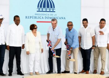 Abinader encabeza acto inicio construcción nuevo mercado de Barahona y supervisa obras que ejecuta el MOPC