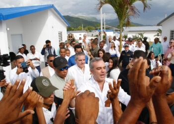 Gobierno entrega 100 ecoviviendas con paneles solares en Azua