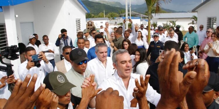 Gobierno entrega 100 ecoviviendas con paneles solares en Azua