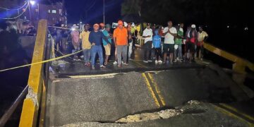 MOPC restablece tránsito motorizado y peatonal por puente sufrió socavón en La Otra Banda 