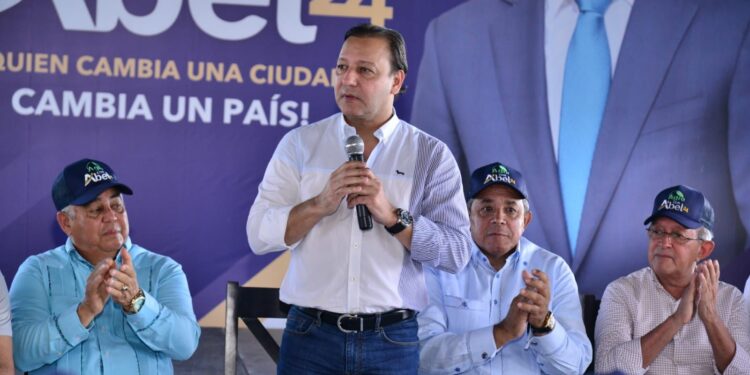 Abel Martínez sostiene encuentro con agropecuarios y plantea soluciones para mejorar productividad