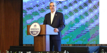 Presidente Abinader lanza programa Burocracia Cero para agilizar trámites en el Estado