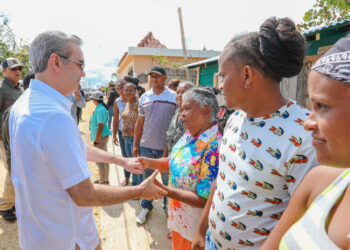 Abinader recorre San Rafael del Yuma; exhorta a alcaldes identificar terrenos seguros para reconstrucción viviendas