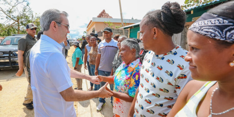 Abinader recorre San Rafael del Yuma; exhorta a alcaldes identificar terrenos seguros para reconstrucción viviendas