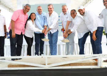 En Nagua, presidente Abinader anuncia ayuda sector agropecuario, construcción carretera Los Memisos e intervención de ríos