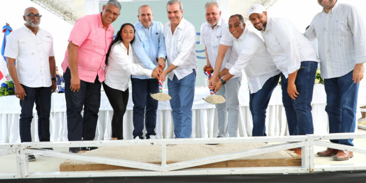 En Nagua, presidente Abinader anuncia ayuda sector agropecuario, construcción carretera Los Memisos e intervención de ríos