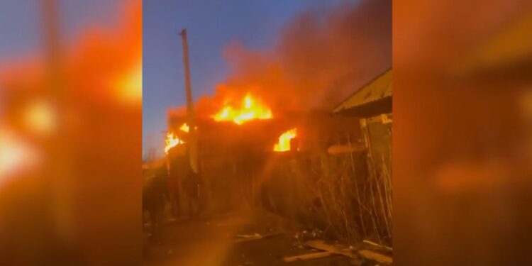 Se estrelló un caza ruso contra una vivienda en Siberia y murieron dos pilotos