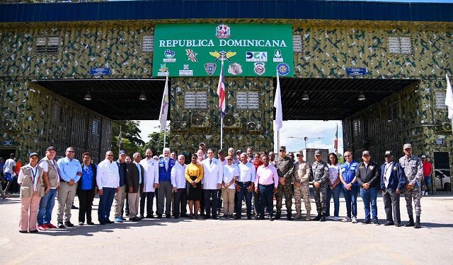 Ministro de Salud recorre zona fronteriza de Elías Piña; sugiere instalar lavamanos y verificar puestos de expendio de comida