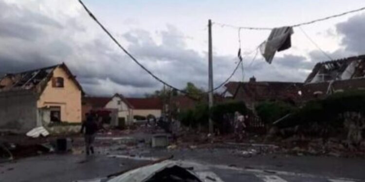 Dos tornados en el norte de Francia causan abundantes daños materiales