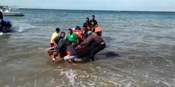 Encuentran el cuerpo de uno de los 16 desaparecidos tras zozobrar yola