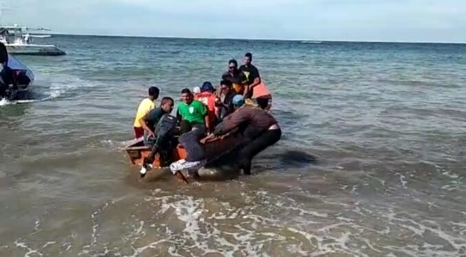 Encuentran el cuerpo de uno de los 16 desaparecidos tras zozobrar yola