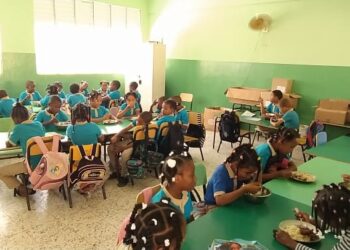 Inicia almuerzo escolar 2022-23 en Comendador y El Llano