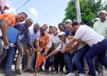 Alcalde Cristián Encarnación da el primer picazo para la construcción de aceras y contenes en Los Alcarrizos
