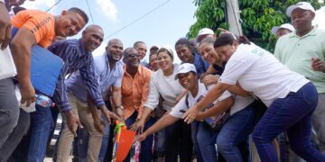Alcalde Cristián Encarnación da el primer picazo para la construcción de aceras y contenes en Los Alcarrizos