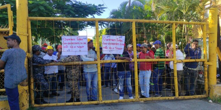 Trabajadores del ingenio Porvenir de San Pedro de Macorís protestan, dicen tienen tiempo sin cobra