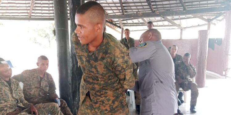 Policía Nacional entrena conscriptos del Ejército en Tácticas de Control Policial