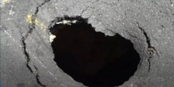 Impiden el paso vehicular en calle Rosa Duarte por socavón